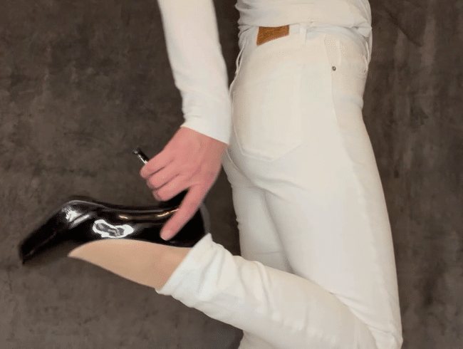 Nylons und weiße Jeans eingepisst